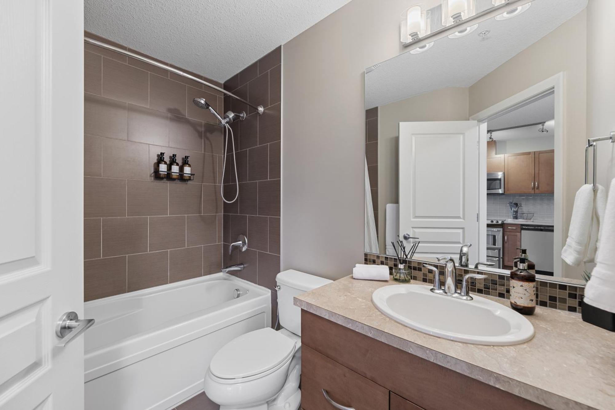 Heart Of Downtown Calgary Spacious Luxury Condo With Stunning Views And Premium Amenities Екстериор снимка
